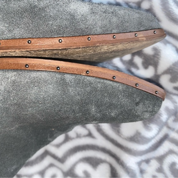 Grey suede ankle booties with zipper - Picture 7 of 8